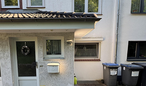 FREE FROM PROVISIONS - Well-maintained terraced house on its own land, featuring a sunroom and a full basement.