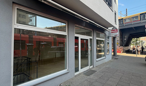 Hackescher Markt – Commercial unit available for rent without transfer fees, in a prime tourist location.