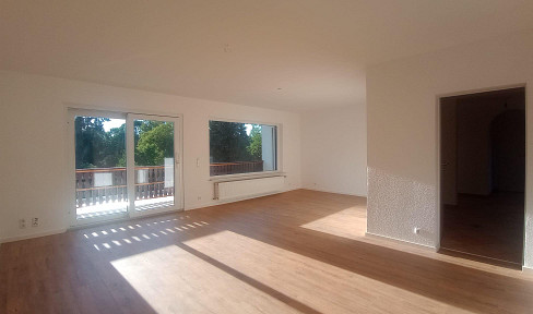 Attractive 4-room apartment in a well-maintained 3-family house with a view of greenery.