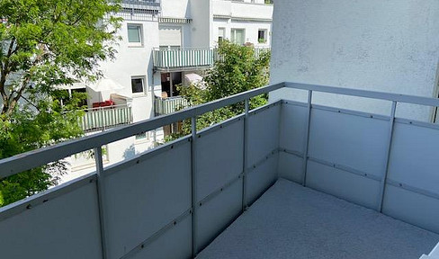 Frankfurt Niederrad: Beautiful 2-room apartment with balcony.