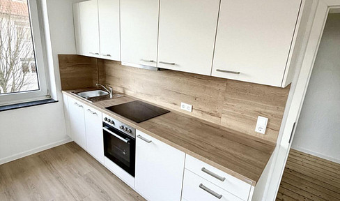Erstbezug nach Renovierung! 2 Zimmer + Wohnküche + Bad mit Einbauküche