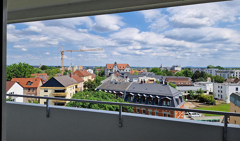 Newly renovated 2-room apartment with balcony.