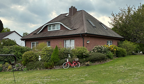 Detached house with a separate apartment.