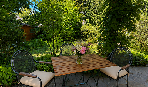 Live like you're in your own house - Spacious ground-floor apartment with an extra-large garden in a prime location.