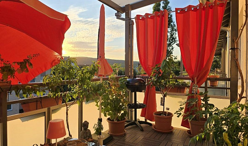 Commission-free 3-room apartment with balcony, kitchenette, and parking space.