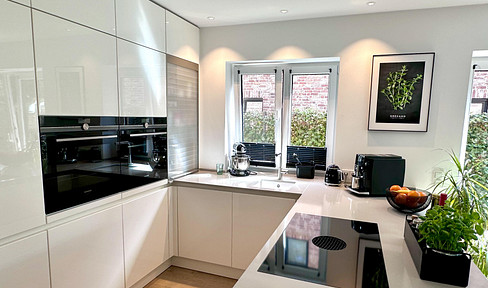 Exclusive detached house in Duvenstedt, built in 2022 – high-quality, close to nature, and energy-efficient with an A+ rating.