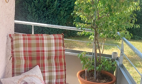 Well-maintained 3-room apartment with 2 balconies, access to a garden, and a large garden, located in LE.