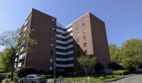 Well-designed 2-room apartment with a spacious sunny balcony and a lovely view of the greenery.