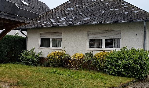 Charming single-family home with a large garden, conservatory, terrace, garage, and a modern bathroom.
