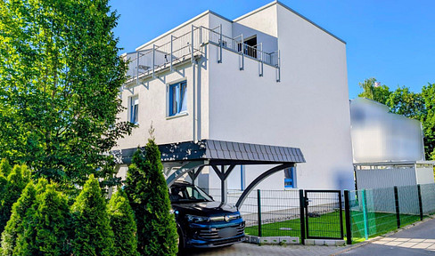 Living between water and nature – Semi-detached house by the harbor.