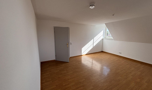 ruhige Dachgeschosswohnung mit hellen Räumen
