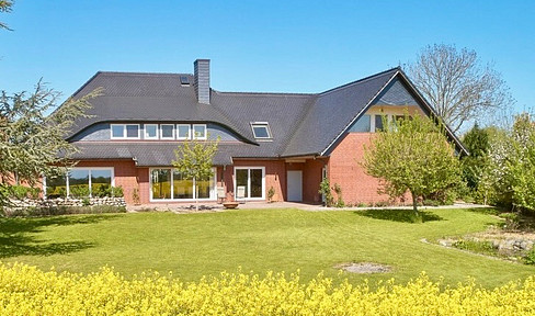 Spacious country house on the edge of a field – enjoy nature-oriented living just outside Hamburg (Energy efficiency class A).