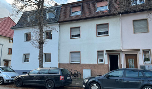 Cozy 2-room apartment with fitted kitchen for rent, located on the 1st floor in Mannheim-Feudenheim.