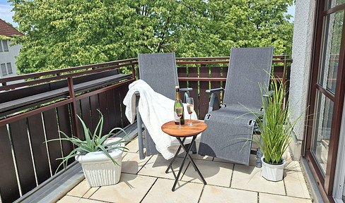 Bright 3-room attic apartment in Karlsfeld: 95m², fitted kitchen, large corner parking space in an underground garage (with electrical charging point), 2 balconies. No commission fees.