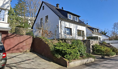 Freistehendes Einfamilienhaus mit 2 Wohneinheiten und Garten, 2 Garagen im Haus