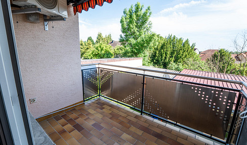 Bright 4-room apartment with a kitchen, south-facing balcony, and air conditioning.