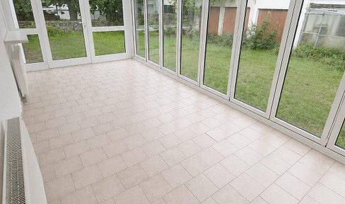 Stilvolle, renovierte 3-Zimmer-Erdgeschosswohnung mit großem Wintergarten und Garten