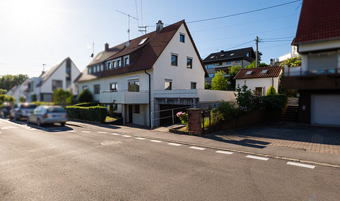 Semi-detached house with a large plot of land, located in a desirable residential area.