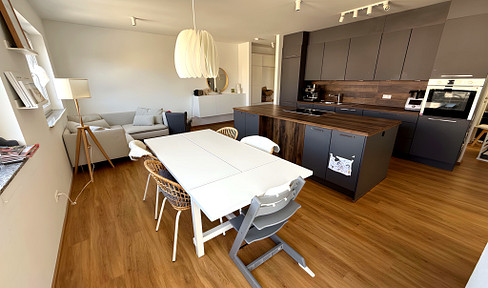 Geschmackvolle, neuwertige 4,5-Raum-Wohnung mit geh. Innenausstattung mit Balkon und EBK