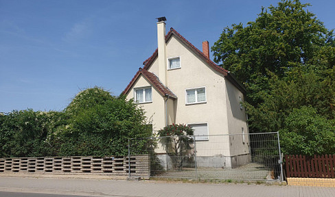 Detached house with land and a garage.