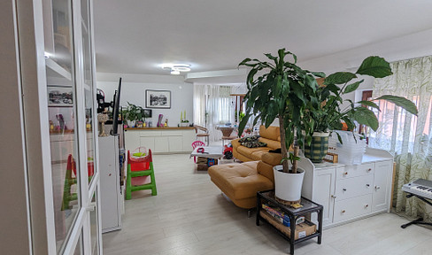 Well-maintained 4-room maisonette apartment with a balcony, kitchen, and underground parking.