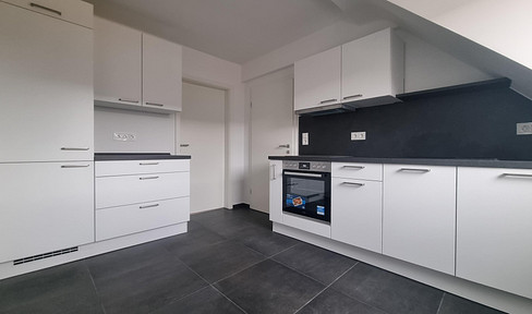 COMPLETELY RENOVATED 2-ROOM APARTMENT WITH ROOF TERRACE, MODERN KITCHEN (NOBILIA), AND CELLAR, LOCATED IN A QUIET AREA, NO COMMISSION FEES.