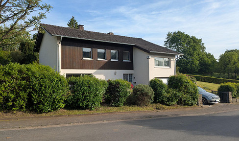 Seltene Gelegenheit in der Rhön – Charmantes, rollstuhlgeeignetes Architekten-Chalet in Ortsrandlage