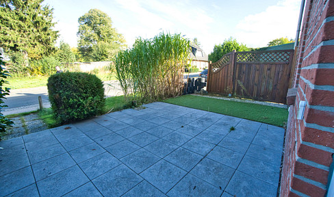 Weddelbrook: Spacious, fully renovated 3-room maisonette apartment with terrace, available immediately.