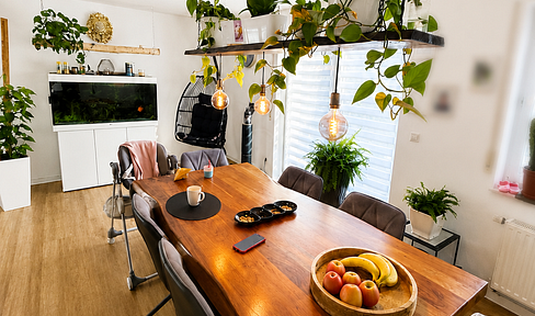 Spacious 4-room maisonette apartment with a house-like feel, featuring a garden and garage.