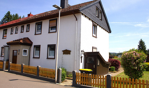 Semi-detached house with a large plot of land - Double garage - Workshop.
