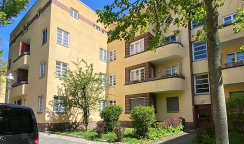 A jewel from the Bauhaus era: Bright 2-room apartment with a balcony and views of greenery - available immediately - private listing.