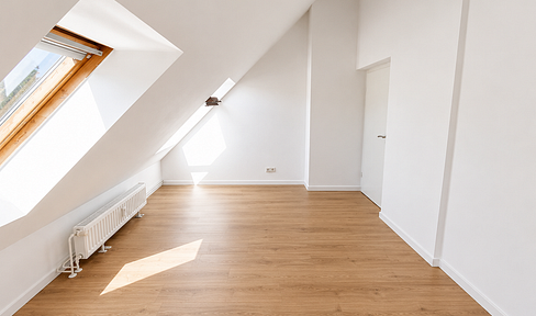 Bright and spacious 2-room attic apartment with a new fitted kitchen, located in Berlin-Grünau.