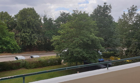 The employment agency is paying her rent. Apartment in Burg, 2.5 rooms, 56 m², balcony, elevator.