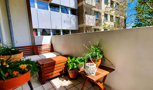 Well-maintained 2-room apartment with balcony and fitted kitchen in Frankfurt am Main, offered privately.