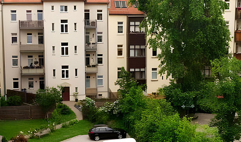 Designer-Bad/Parkett/großer Balkon: Charmante 3-Zi-Wohnung mit EBK / 3. OG