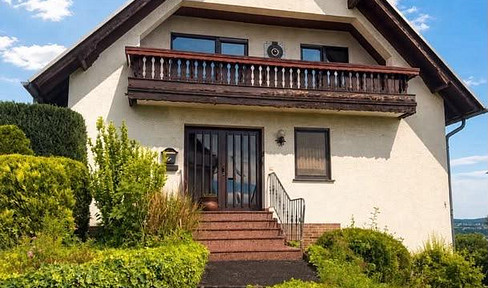 Detached house with a separate apartment.
