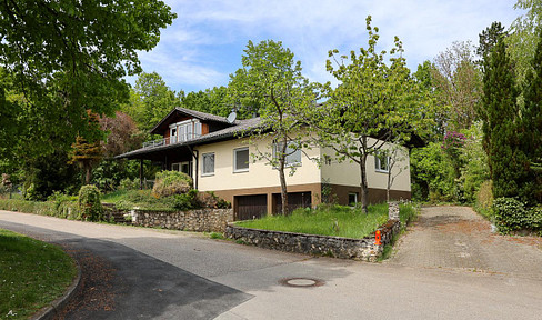 Detached house with a separate apartment, located on the edge of the city, near woodland.