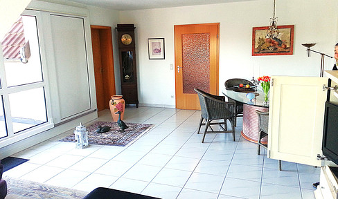 Spacious, bright 3-room apartment with a balcony, near Marienberg Park, available directly from the owner.