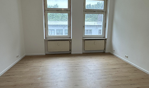Newly renovated apartment with classic architectural features, located in a quiet area of Wuppertal.