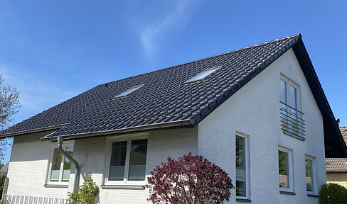 Freistehendes Einfamilienhaus mit Garten und Garage