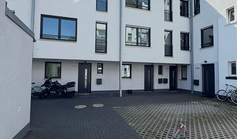 Quiet 6-room townhouse in a courtyard setting, with a garden, ideal for families who also work from home.