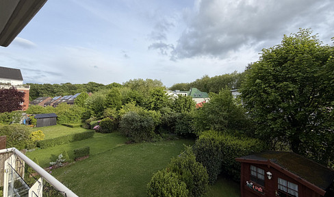 Bright, sun-filled apartment with a forest view in Bredeney, available for the first time since renovation.