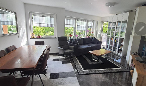 Completely renovated 3-room apartment with balcony and elevator.