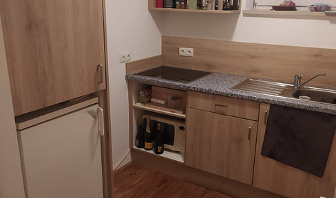 Well-maintained 2-room apartment with parquet flooring, in a fantastic location.