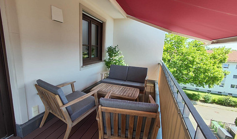 Quiet living with penthouse-style amenities: Accessible 3-room apartment, elevator, 20m² southwest-facing balcony, no commission fees.