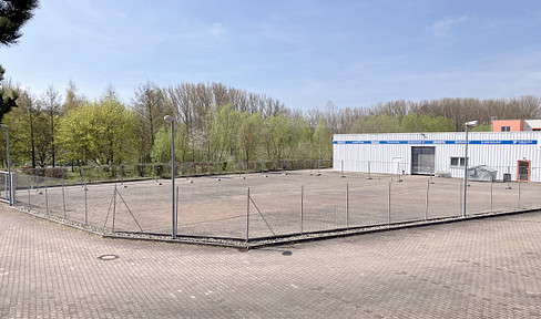 Commercial outdoor area: 900m², paved, fenced, secured, and illuminated, with a double-gate entrance.