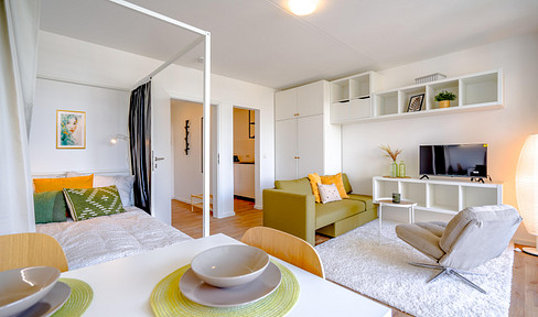 Exclusive, bright, completely renovated apartment for sale in Frankfurt, with a daily bathroom and kitchen, plus a parking space, offering a 5% return on investment.