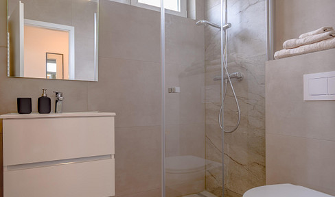 Exclusive, bright, fully renovated apartment for residential use in Frankfurt, with a daily bathroom and kitchen, plus parking. Offers a 5.3% return on investment.