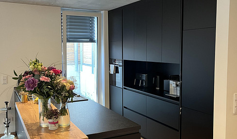 KFW 40 standard new construction apartment, 3 rooms, 90m², fitted kitchen, balcony, 1st floor.