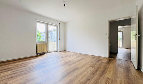 Commission-free: Modernized 3-room apartment with 2 balconies, a renovated bathroom, and a hobby room.